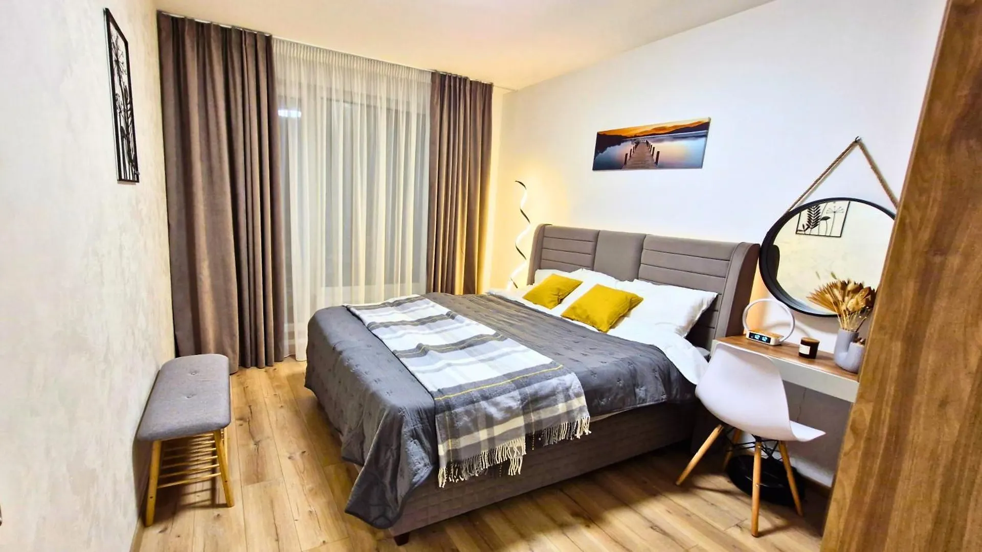 Chic, Sunny And Cozy One Bedroom Bliss Warna