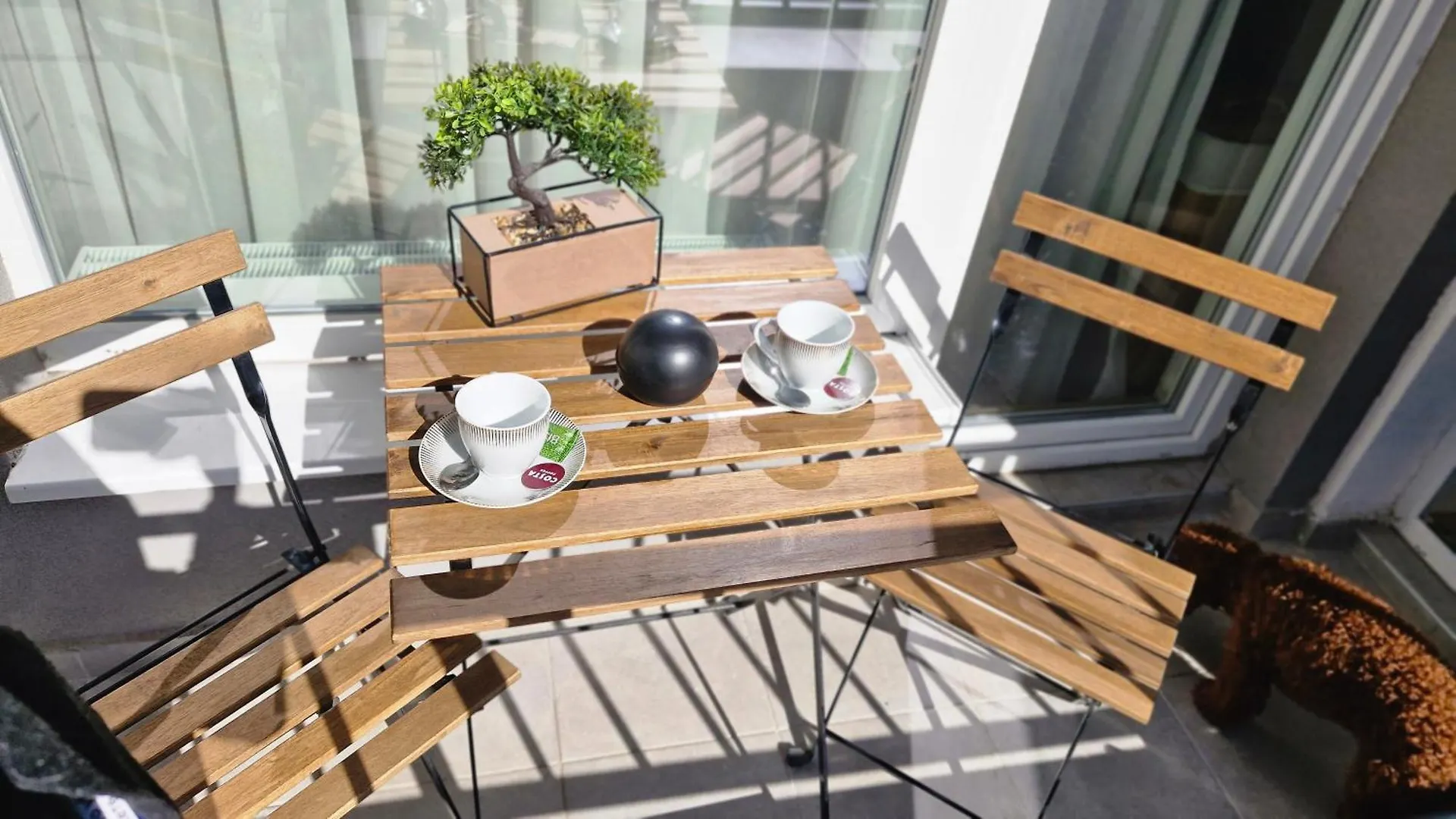 Chic, Sunny And Cozy One Bedroom Bliss Warna